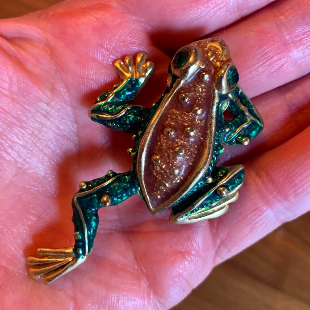 Frog brooch